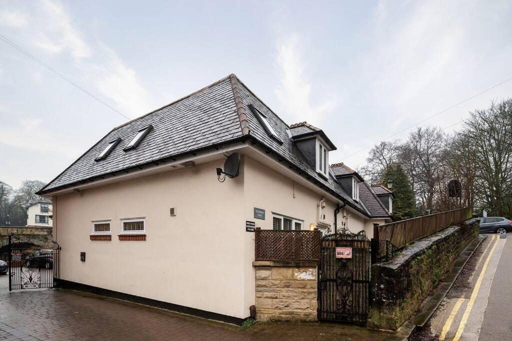 Stunning 2-Bed Riverside Luxury Home With Free Parking For Small Car Knaresborough Exterior photo